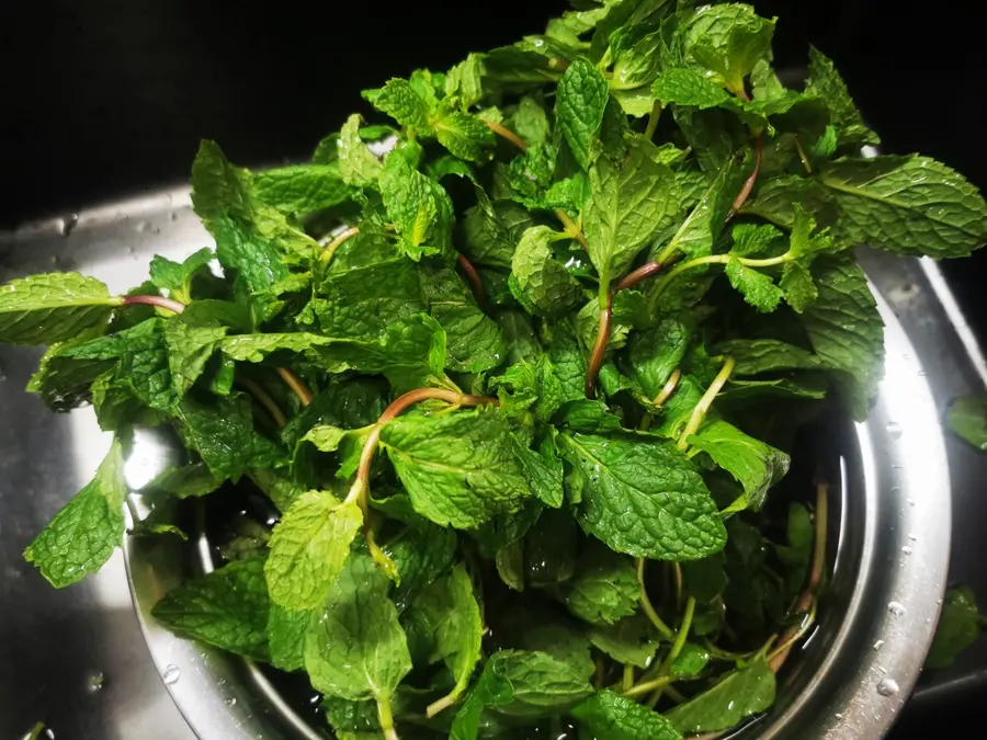 Stir-fried beef with mint step 0