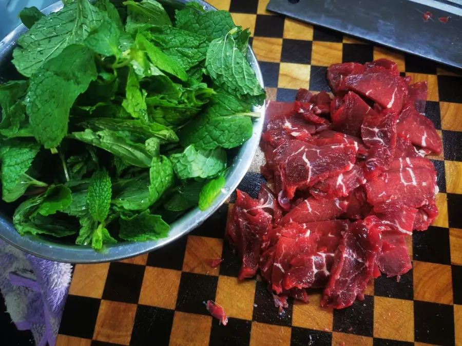 Stir-fried beef with mint step 0