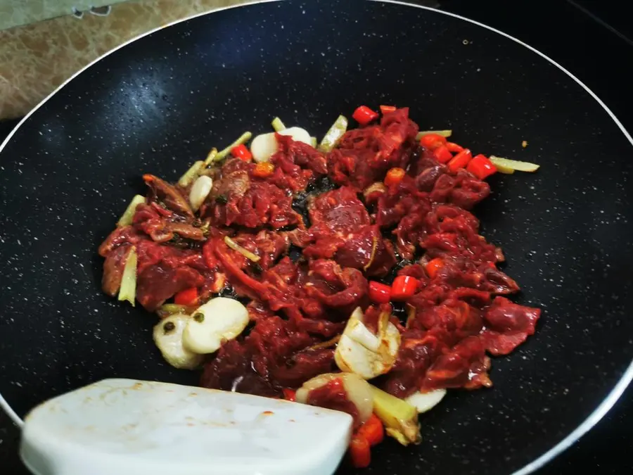 Stir-fried beef with mint step 0