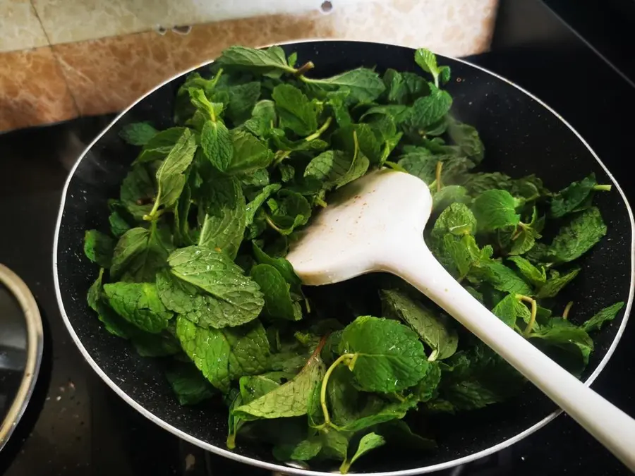 Stir-fried beef with mint step 0