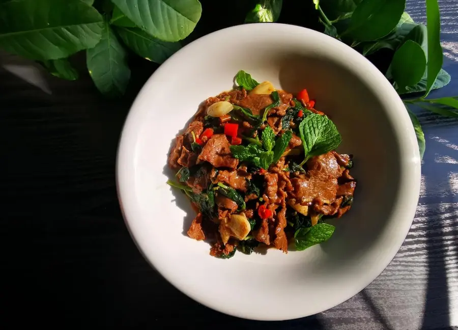 Stir-fried beef with mint step 0