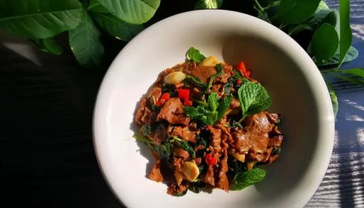 Stir-fried beef with mint