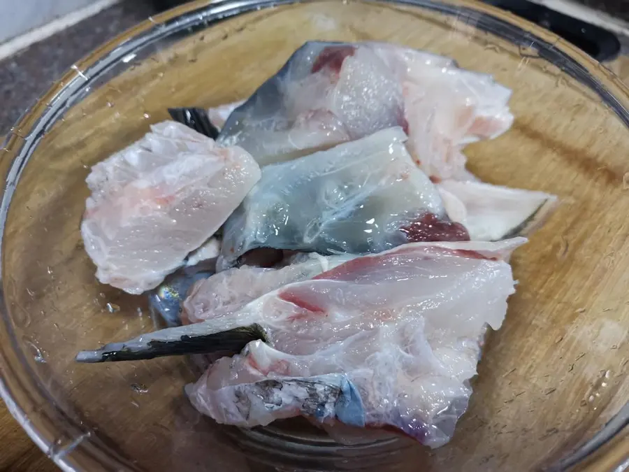 Small fresh version of steamed fish head with chopped pepper step 0