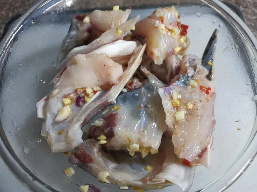 Small fresh version of steamed fish head with chopped pepper step 0