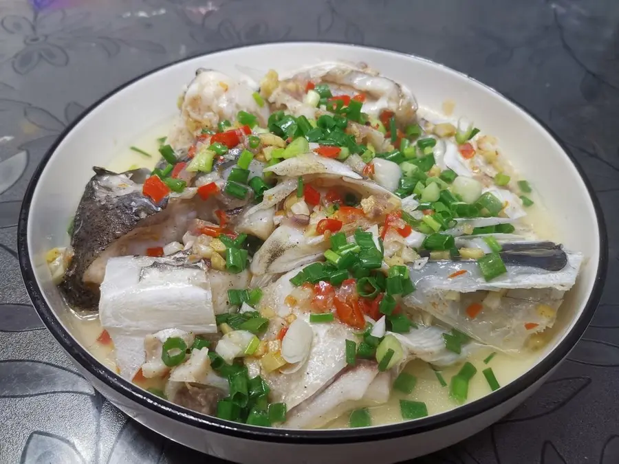 Small fresh version of steamed fish head with chopped pepper step 0