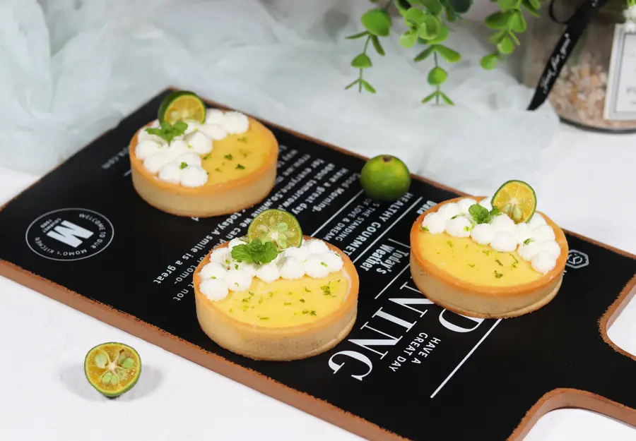 Summer little fresh, sweet and sour fragrant French lemon tart!