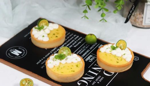 Summer little fresh, sweet and sour fragrant French lemon tart!