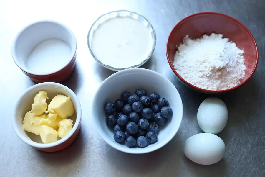 Small fresh popping blueberry cupcake step 0