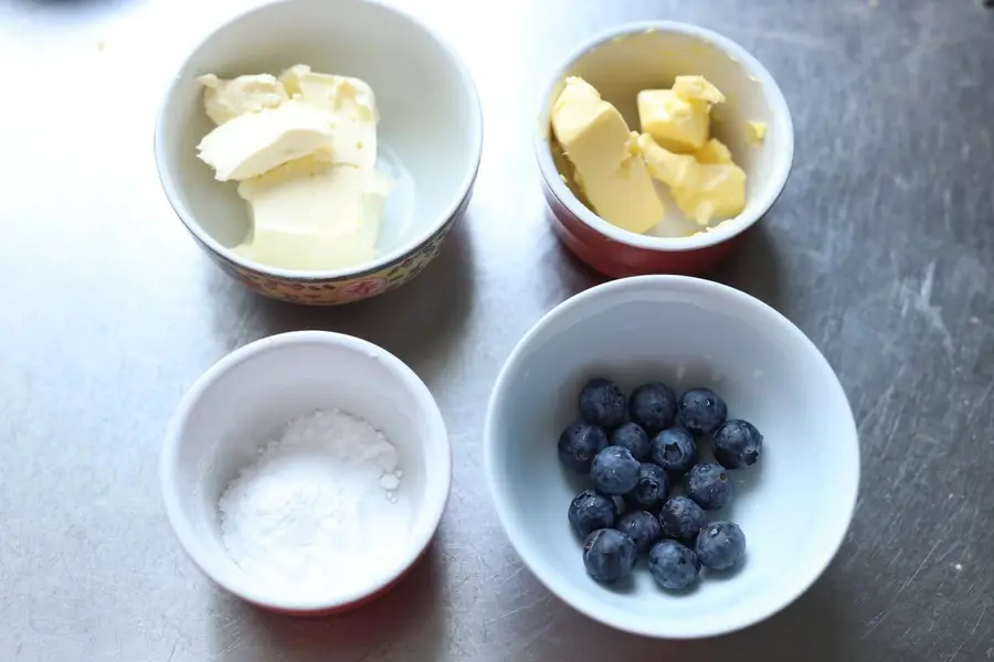 Small fresh popping blueberry cupcake step 0