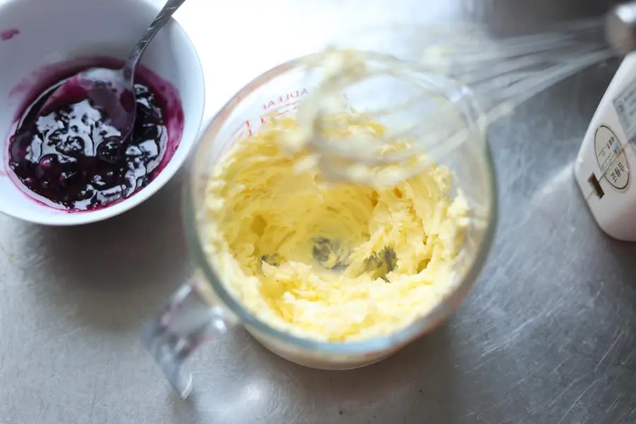 Small fresh popping blueberry cupcake step 0