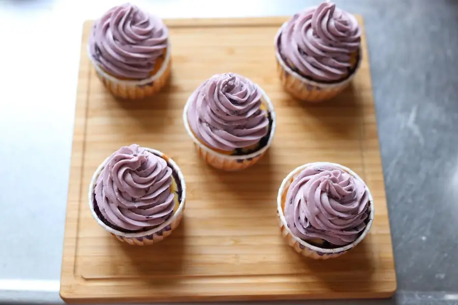 Small fresh popping blueberry cupcake step 0