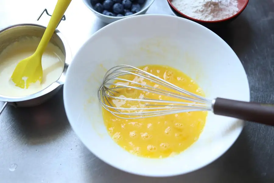 Small fresh popping blueberry cupcake step 0