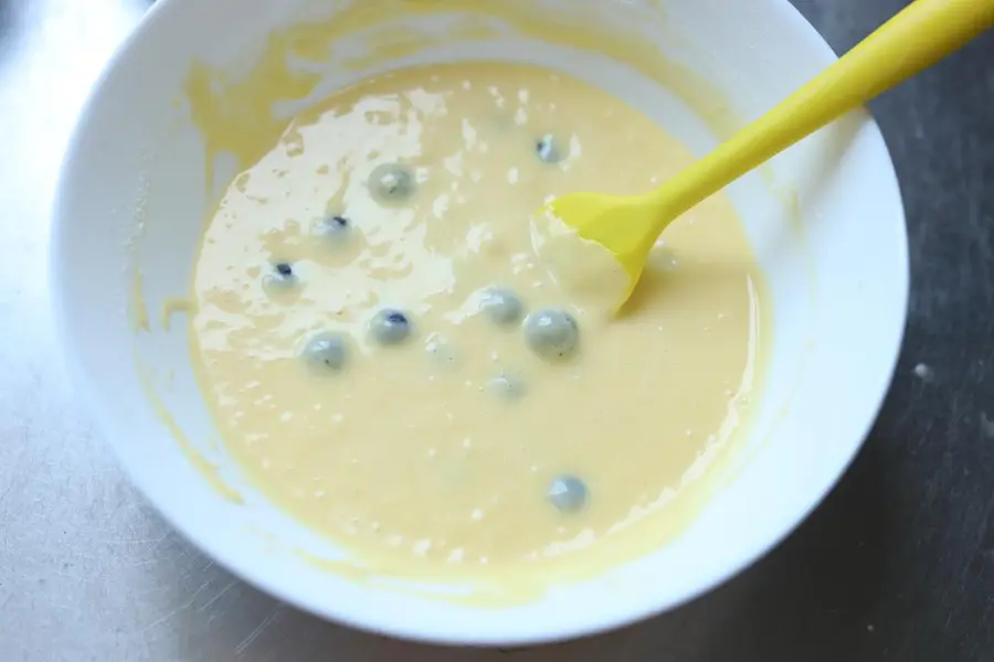 Small fresh popping blueberry cupcake step 0