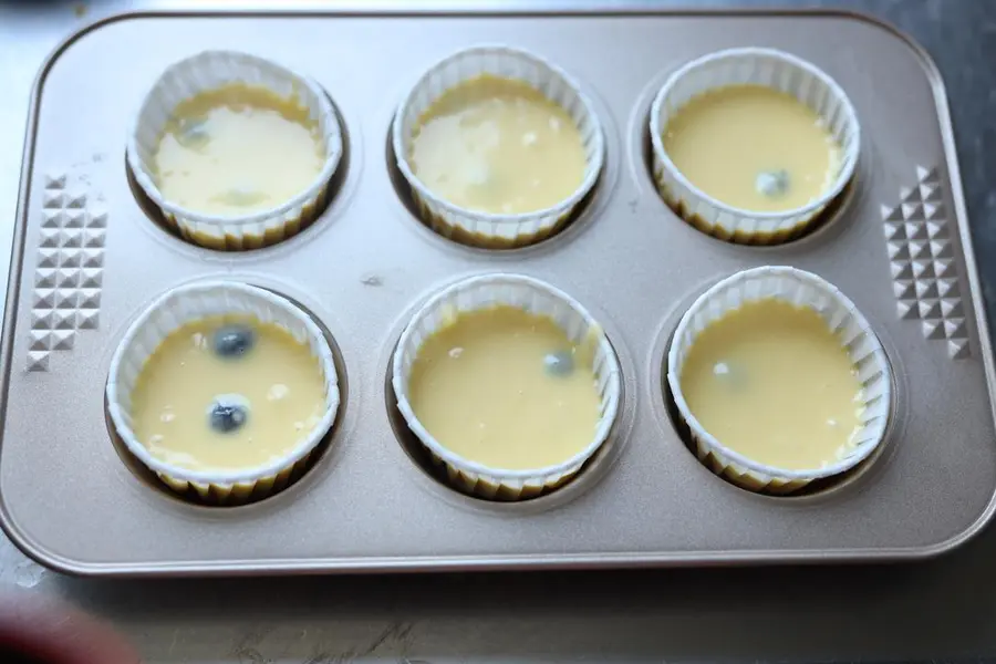 Small fresh popping blueberry cupcake step 0