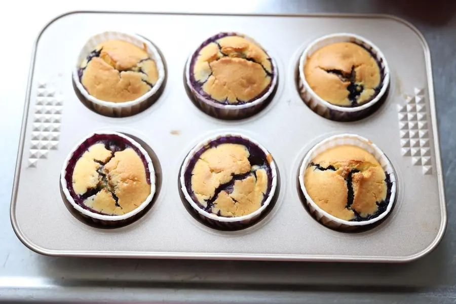 Small fresh popping blueberry cupcake step 0