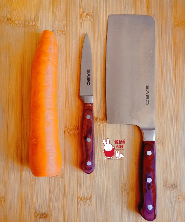 Super simple carrot flower plate ornament step 0