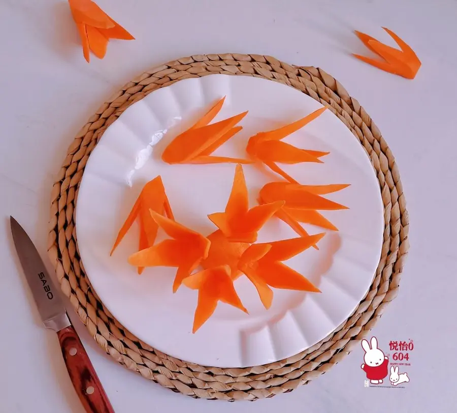 Super simple carrot flower plate ornament step 0