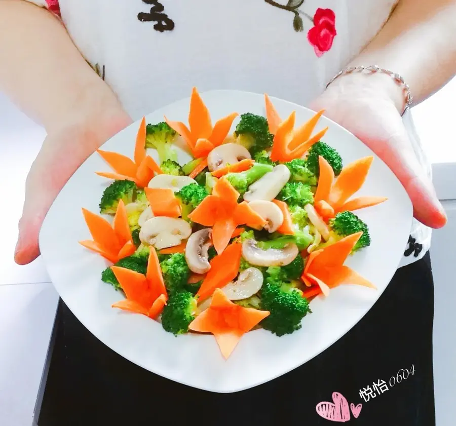 Super simple carrot flower plate ornament step 0