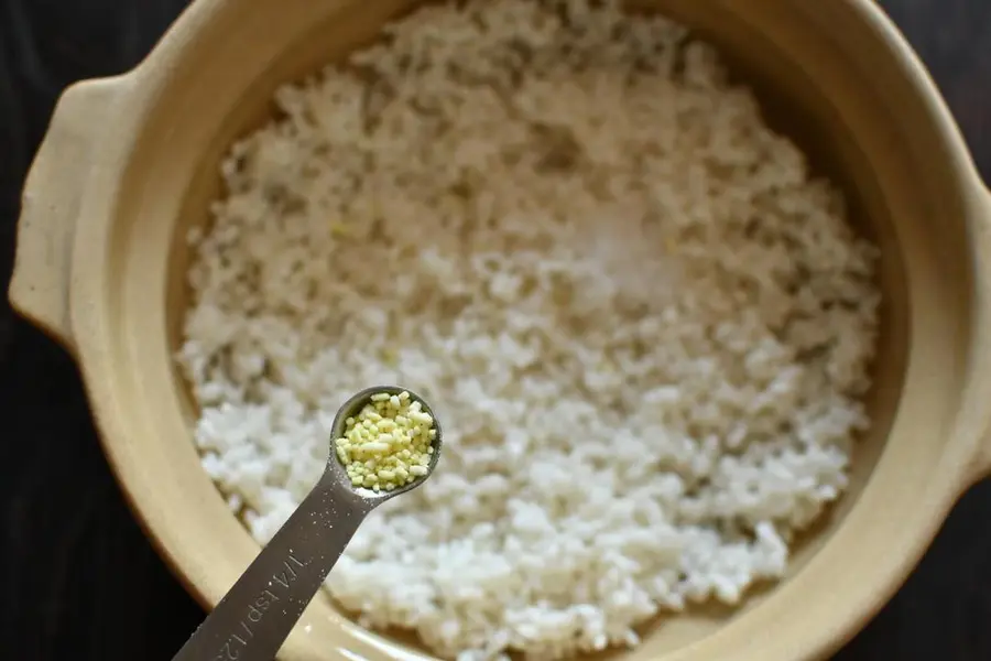 A little freshness in summer, claypot rice with cured cabbage~ step 0