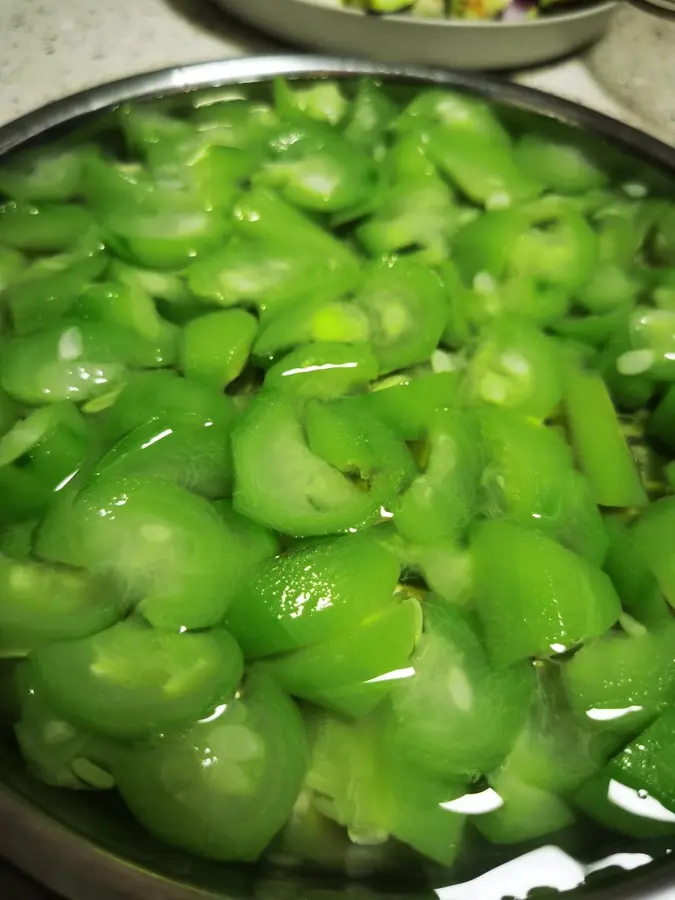 Stir-fried shrimp with loofah step 0