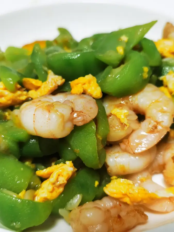 Stir-fried shrimp with loofah step 0