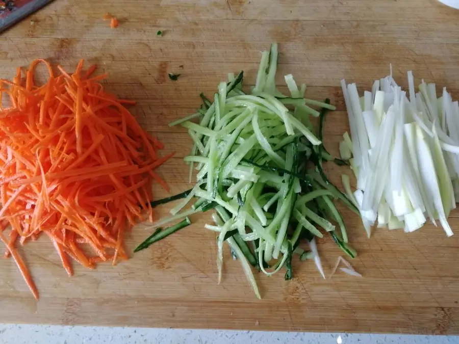 Learn to make shredded pork in Beijing sauce and bring cakes step 0