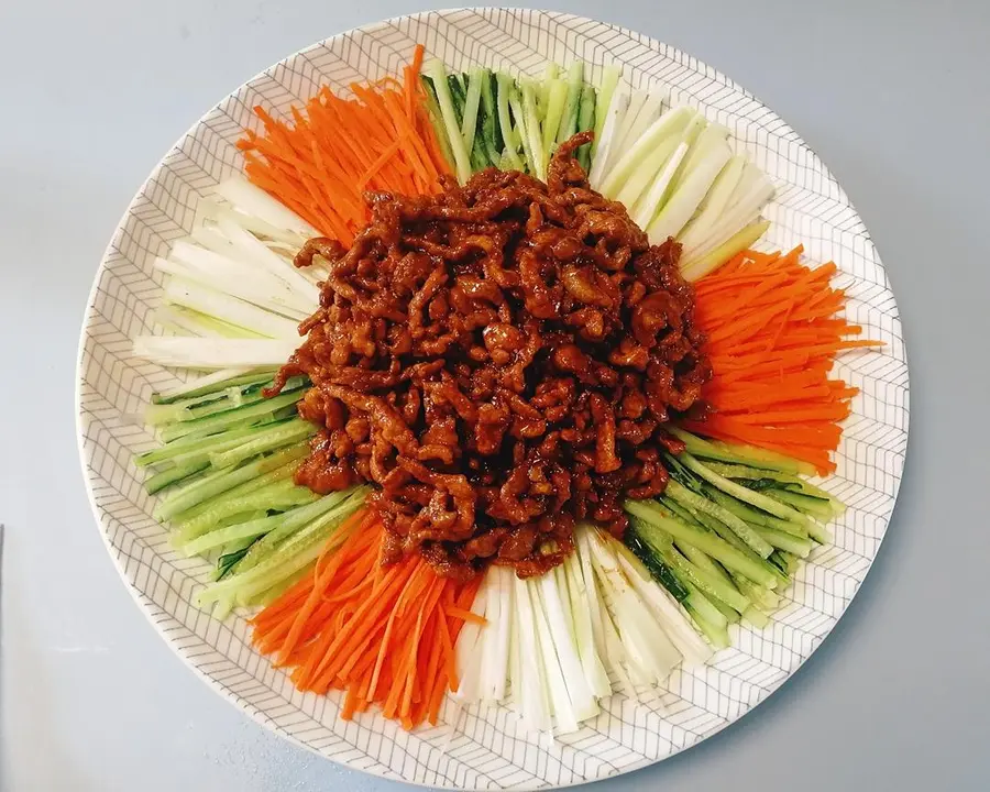 Learn to make shredded pork in Beijing sauce and bring cakes