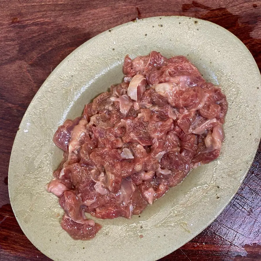 Stir-fried yellow beef, the meat is tender and fragrant! It's so delicious it's a rice killer! step 0