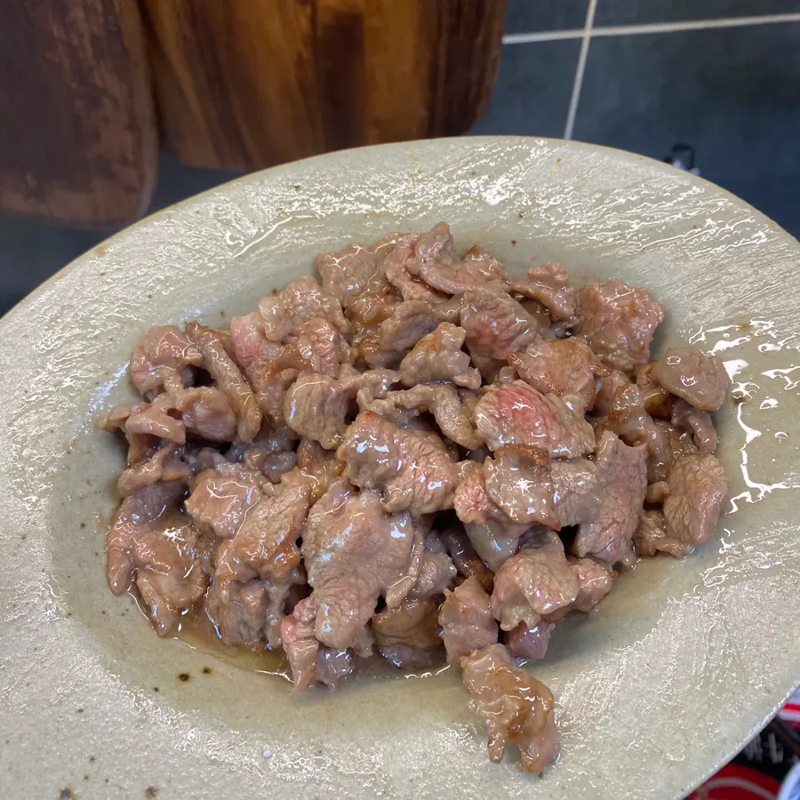 Stir-fried yellow beef, the meat is tender and fragrant! It's so delicious it's a rice killer! step 0