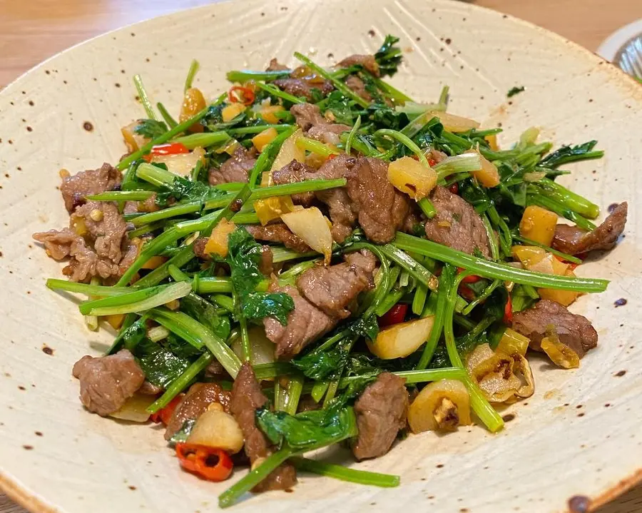 Stir-fried yellow beef, the meat is tender and fragrant! It's so delicious it's a rice killer! step 0