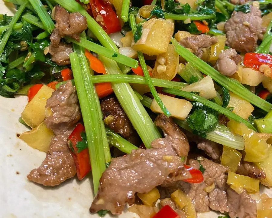 Stir-fried yellow beef, the meat is tender and fragrant! It's so delicious it's a rice killer! step 0