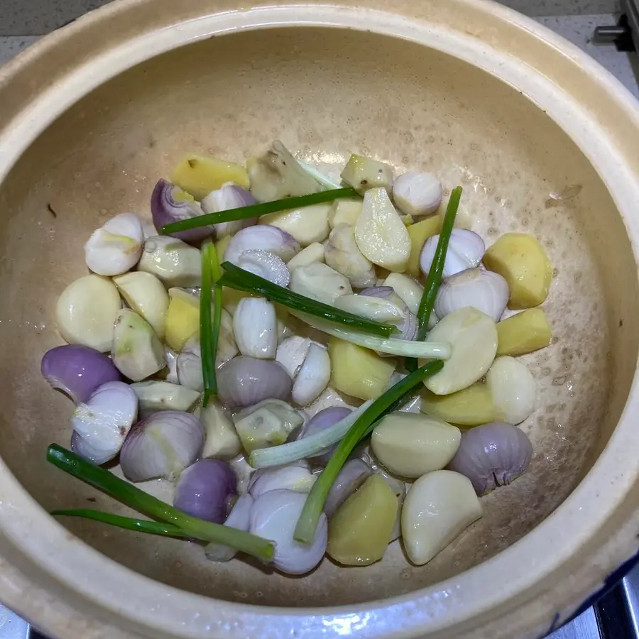 Baked sea bass in a casserole step 0