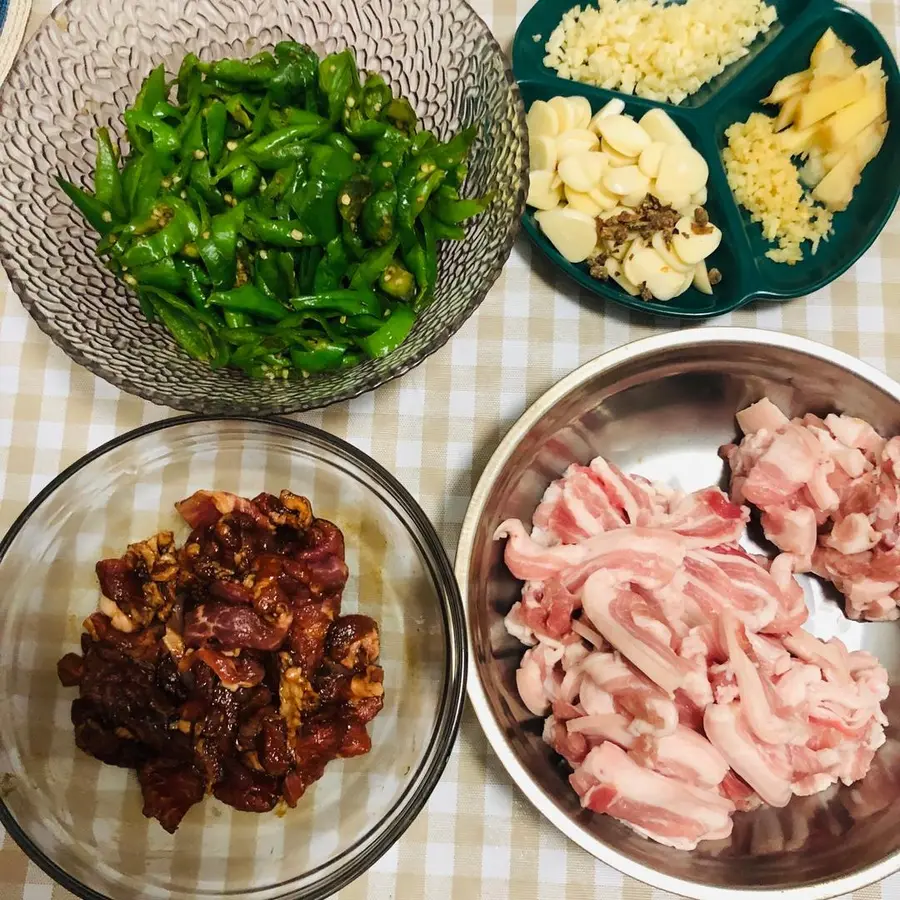 Hunan stir-fried pork step 0