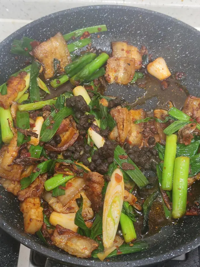 Garlic sprouts back to the pot meat - a super super super home cooking step 0