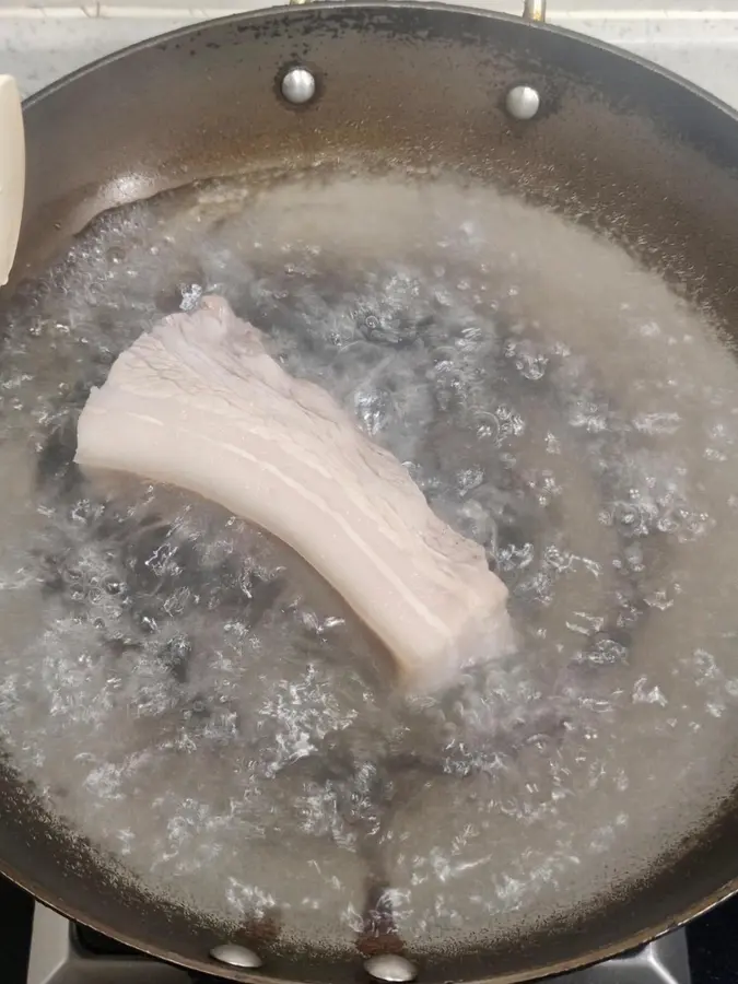 Garlic sprouts back to the pot meat - a super super super home cooking step 0