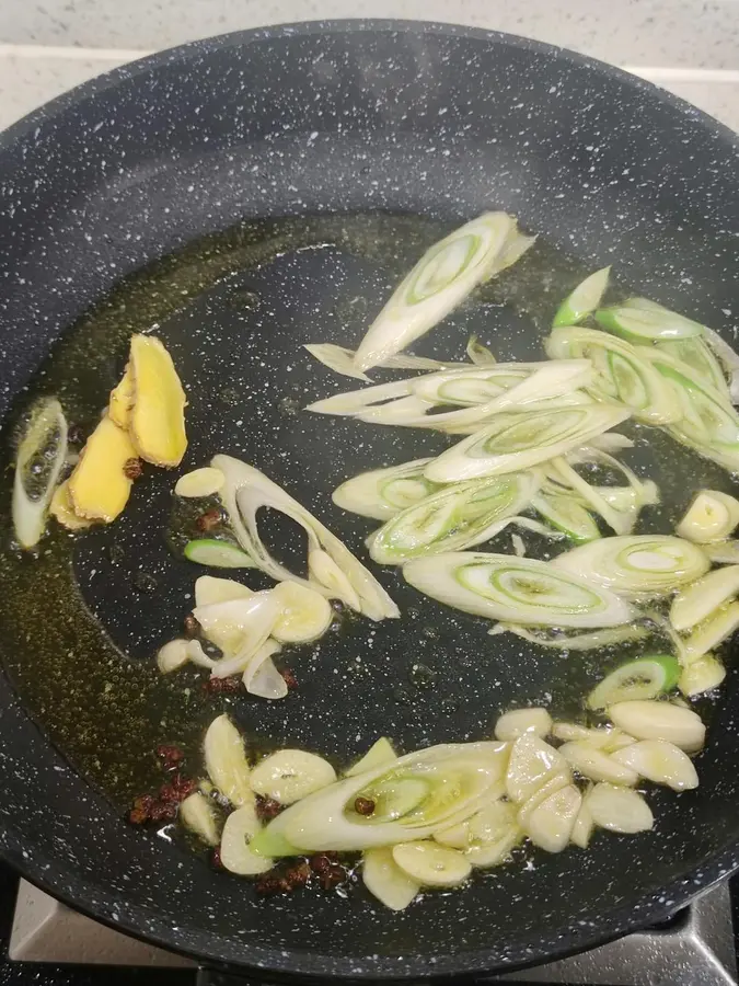 Garlic sprouts back to the pot meat - a super super super home cooking step 0