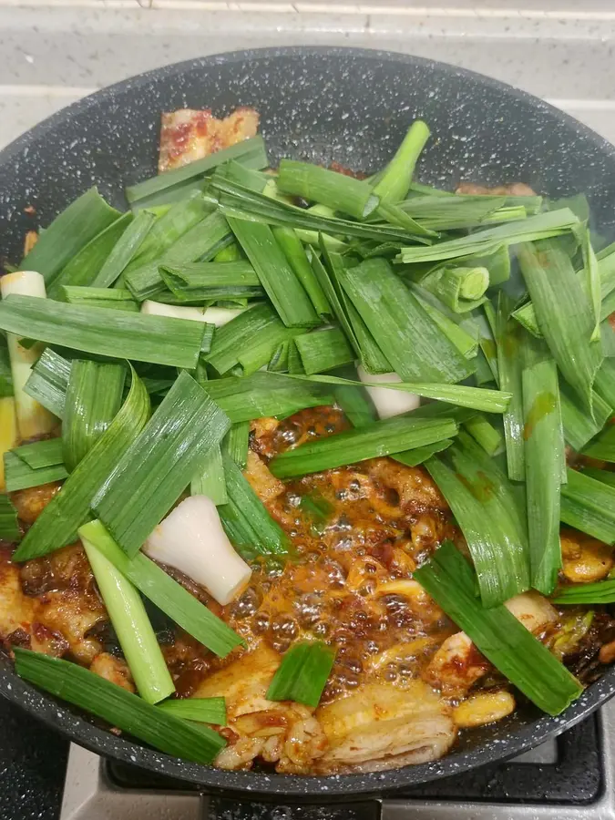 Garlic sprouts back to the pot meat - a super super super home cooking step 0