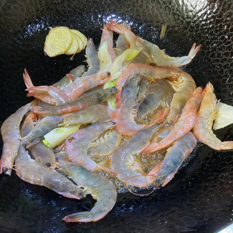 Chicken feet and shrimp in a pot step 0