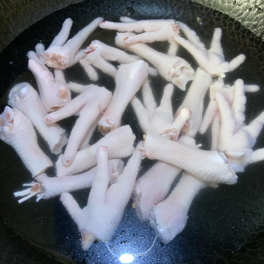 Chicken feet and shrimp in a pot step 0