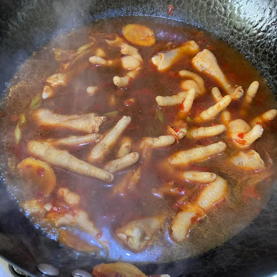 Chicken feet and shrimp in a pot step 0