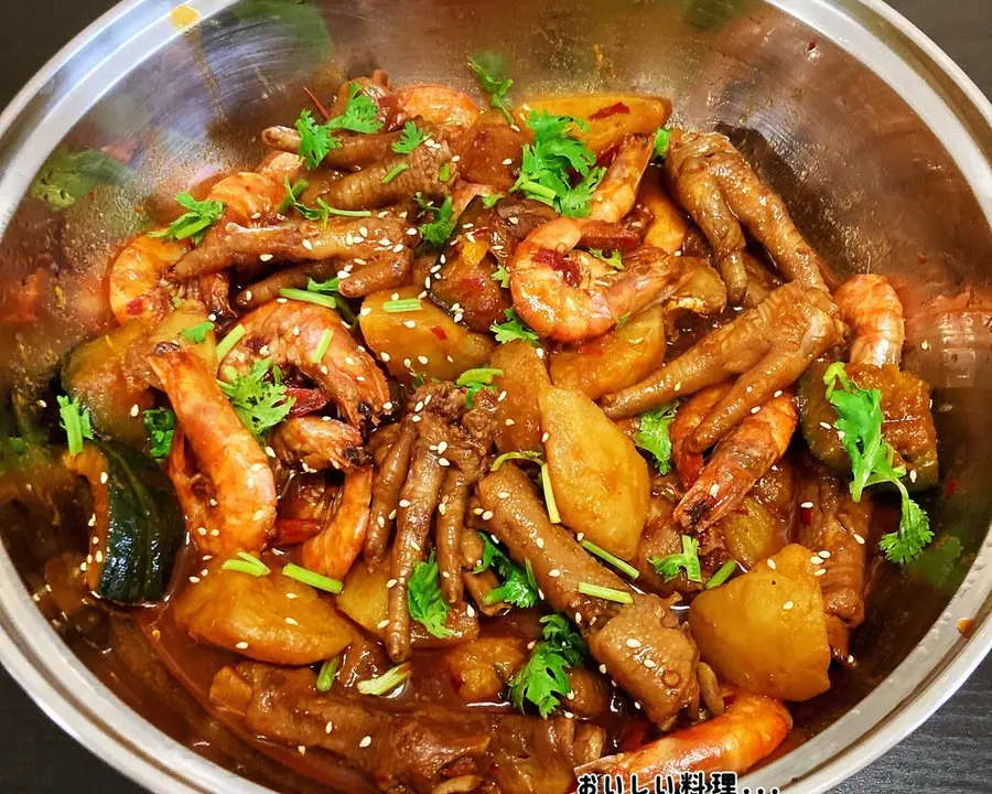 Chicken feet and shrimp in a pot