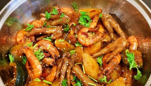 Chicken feet and shrimp in a pot