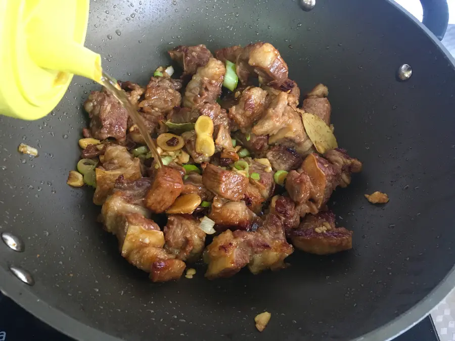 Beef brisket stewed with tomato and potatoes step 0