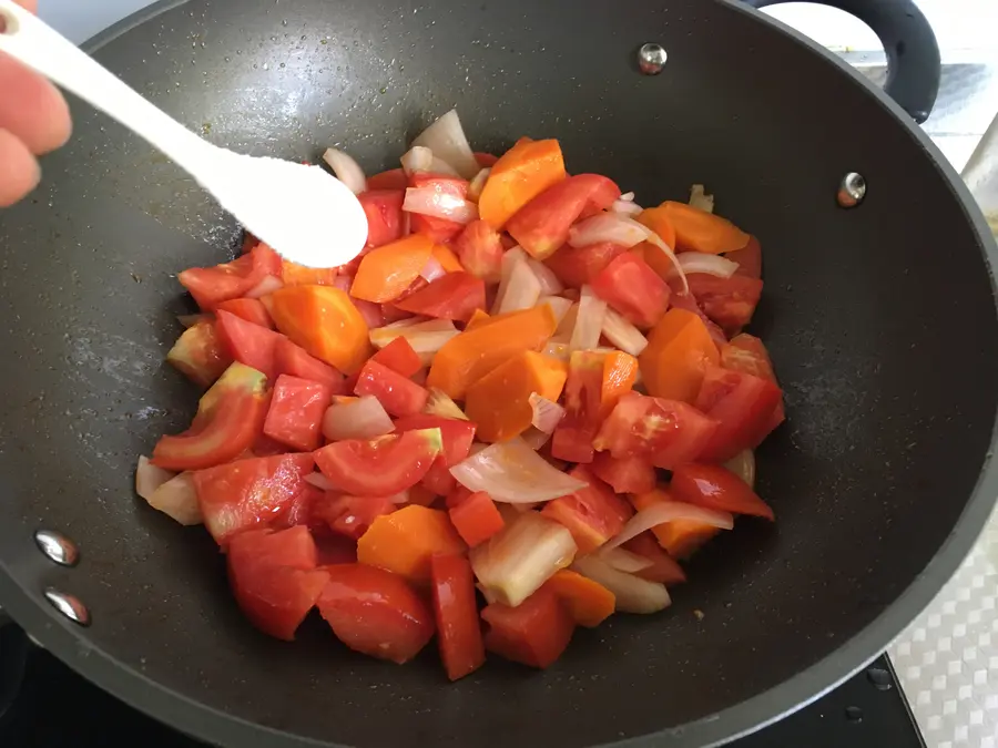 Beef brisket stewed with tomato and potatoes step 0