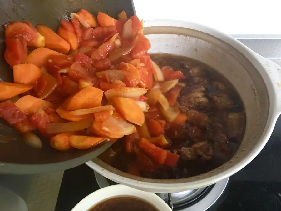 Beef brisket stewed with tomato and potatoes step 0