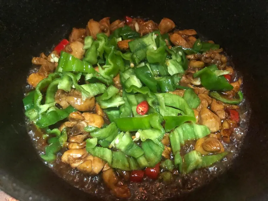 Stir-fried chicken thighs and  raw stir-fried chicken step 0