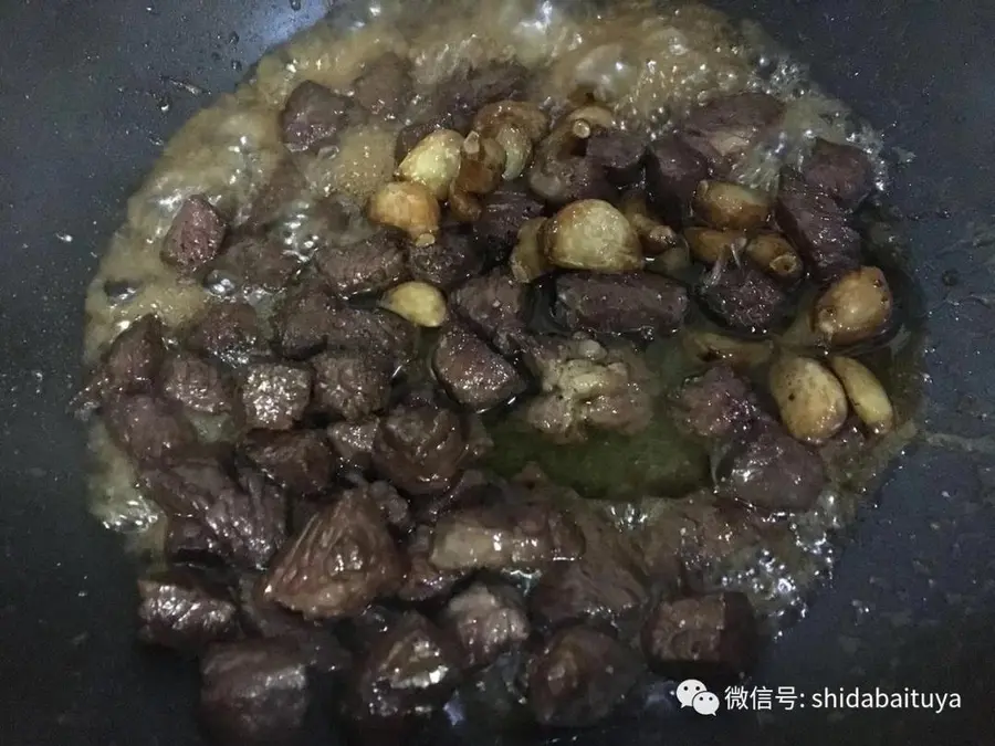 A replica of the black garlic beef cubes from Tianjin Guiyuan Restaurant step 0