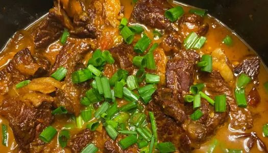 I can eat three bowls of rice with this stewed beef brisket with tomatoes!