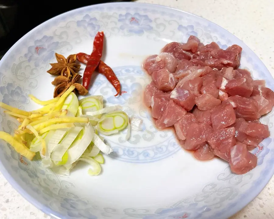 Super side meal: soybean sprouts fried meat - fruit and fruit kitchen step 0