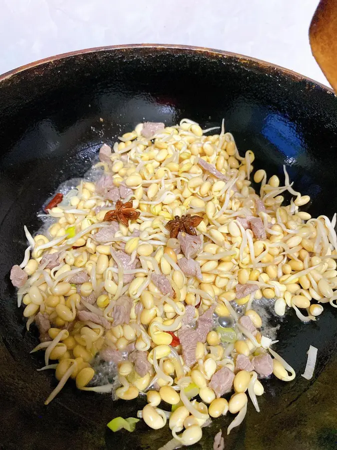 Super side meal: soybean sprouts fried meat - fruit and fruit kitchen step 0